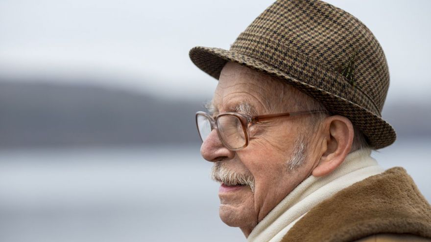 高齡聽損者沒變聰明卻少失智？《Neurology》揭助聽器降風險33%！