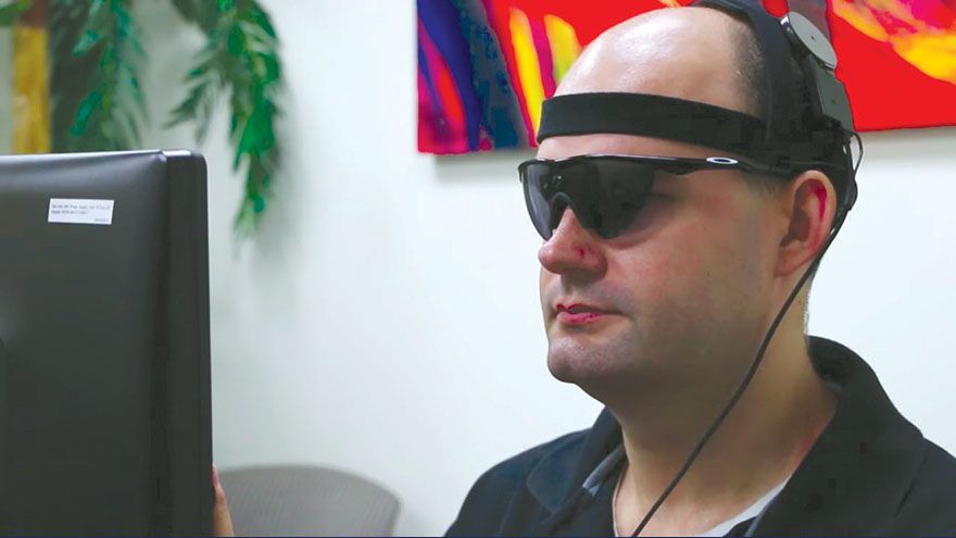 美國貝勒醫學院與加州大學洛杉磯分校組成的研究團隊成功研發出一 種特製的仿生眼鏡，能讓失明者恢復部分視力。( 圖/ 翻攝自Baylor College of Medicine 官網)